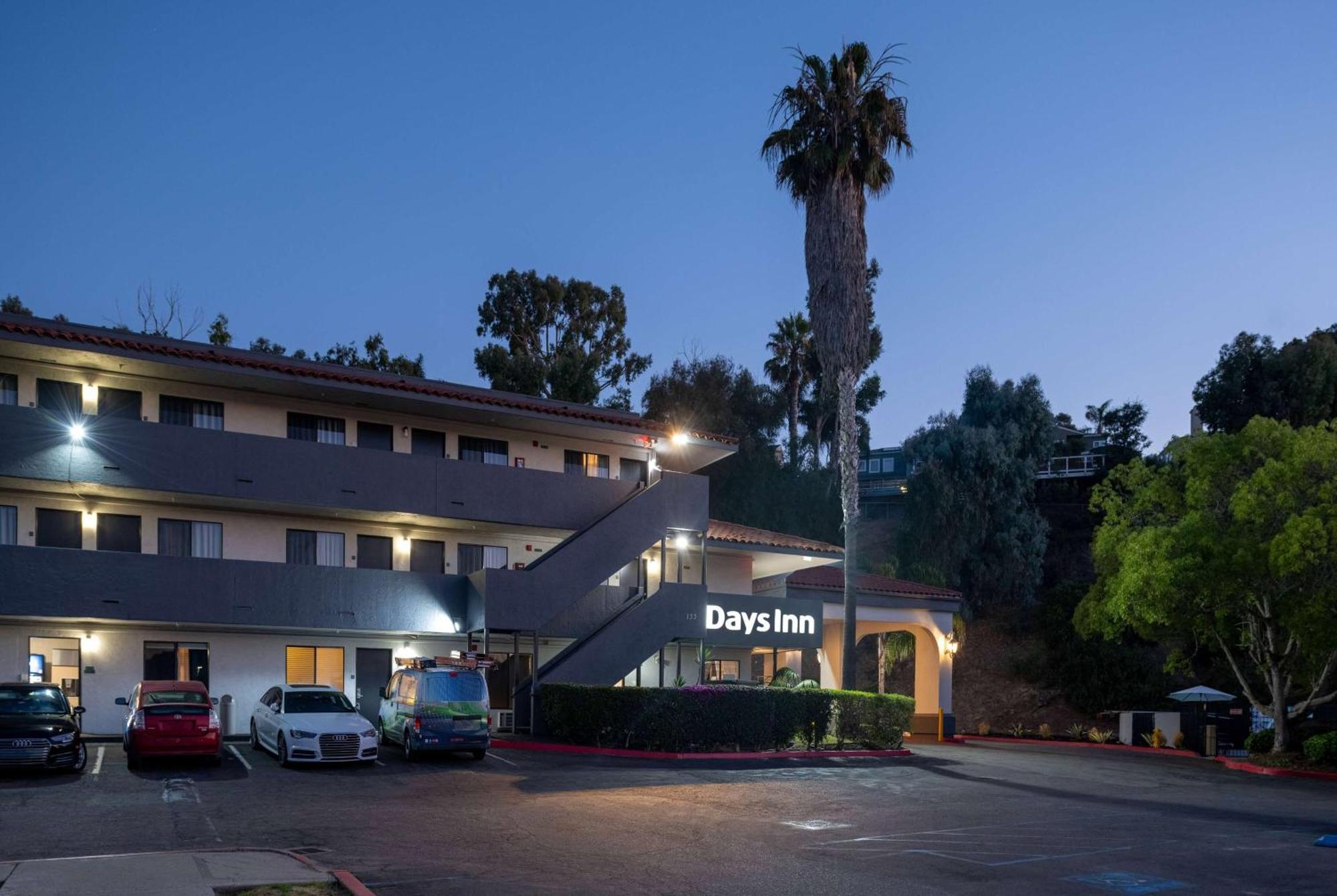 Days Inn By Wyndham Encinitas Moonlight Beach Exterior photo